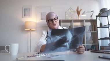 Online tıp Uzaktan doktor kadın akciğer röntgeni