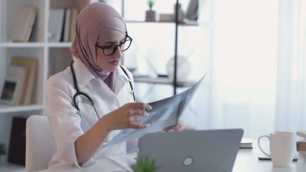 Pracovní lékař lékařské znalosti žena plíce x-ray — Stock video