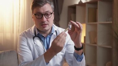 İlaç eğitmeni erkek doktor çevrimiçi destek