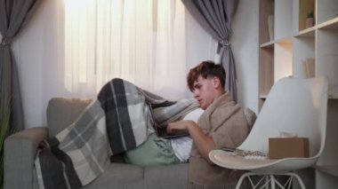 Mesafeli iş, hasta adam evde titriyor.