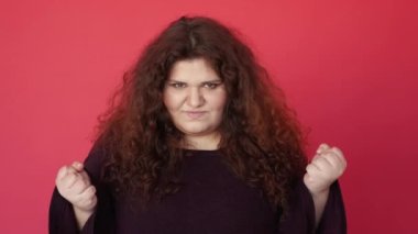 Öfke, hüsrandan nefret eder. Kızgın kadın bağırır.