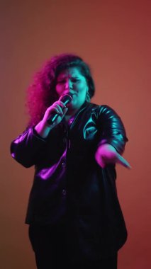 Karaoke sanatçısı canlı müzik konseri kadın sanatçısı