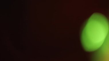 Odaklanmış ışık yansıması bulanık lekeleri gizler