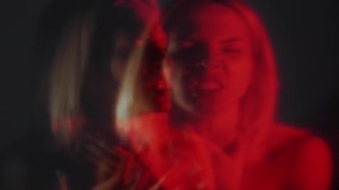 Duygusal bozukluk. Öfkeli neon kadın.