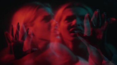 Korkunç, ürkütücü, çığlık çığlığa bir kadın.