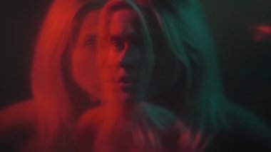 Panik atak, korkmuş kadın, korku neon, karanlık.