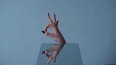 Tamam imzala. Kadın eli. Tamam Gif döngüsü.