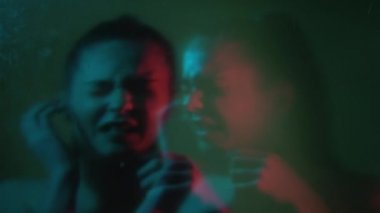 Akli dengesi bozuk negatif duygusal kadın bağırıyor