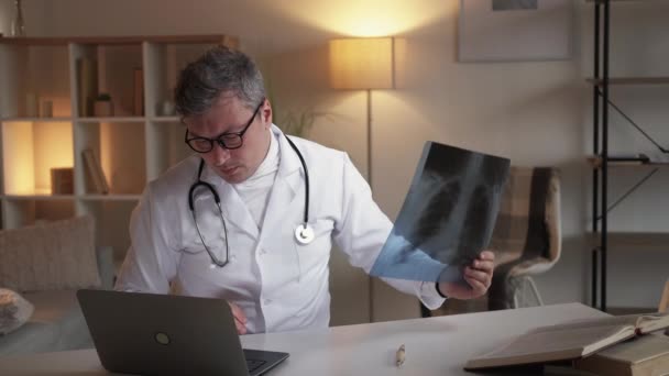 Diagnostic patient homme médecin ordinateur rapport — Video
