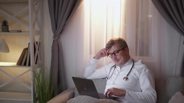 Night duty male doctor computer entertainment — Vídeos de Stock