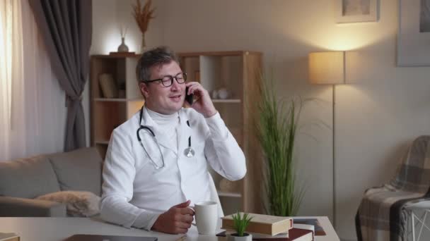 Mobiele communicatie mannelijke arts werk pauze — Stockvideo