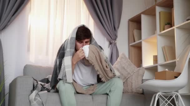 Catch fever shivering man virus disease sick — Stockvideo