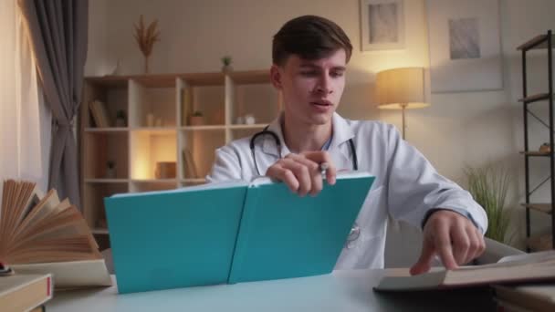 Informasi penelitian dokter laki-laki pendidikan online — Stok Video