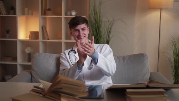 Bravo tepuk tangan laki-laki dokter salam virtual bahagia — Stok Video