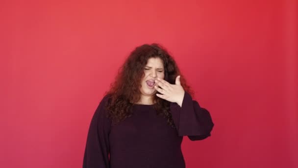 Boredom fatigue careless attitude woman yawning — Stok video