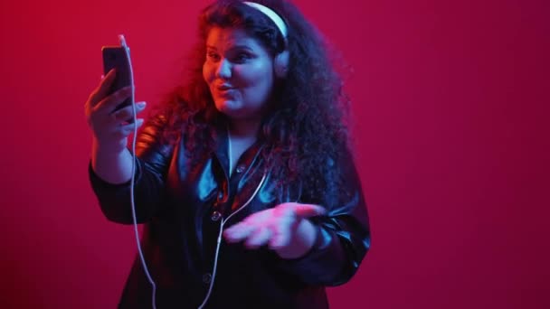 Parti video çağrısı heyecanlı kadın etkili telefon — Stok video