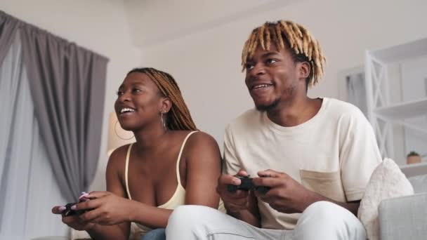 Home video game friends leisure guy girl playing — Stock videók