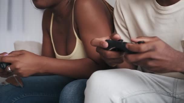 Пара відеоігор весела домашня розвага грати — стокове відео