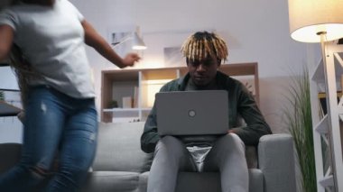 İşkolik yaşam tarzı kadın, çalışan adamla flört ediyor.