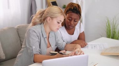 Arkadaşlar evde okuyor, kızlar kitap okuyor.