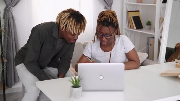 Couple study online learning smart students laptop — Vídeo de Stock