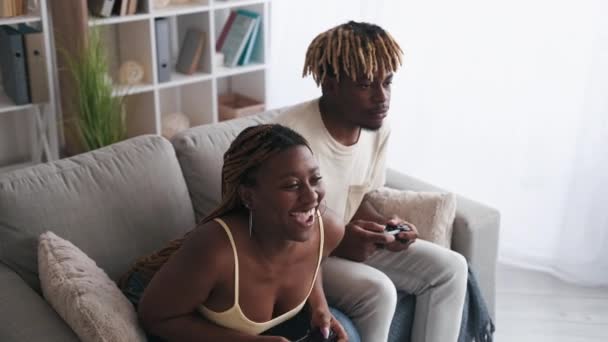 Video game competition winner girl loser boyfriend — Stock Video