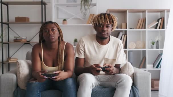 无聊的电子游戏烦人的家庭休闲夫妇 — 图库视频影像