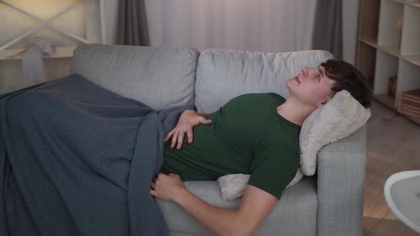 Belly pain sick man virus infection suffering — Stockvideo