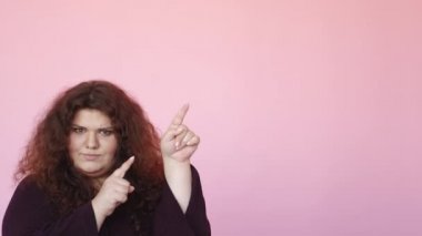 İyi seçim. Mükemmel çözüm. Tombul kadın işaret ediyor.