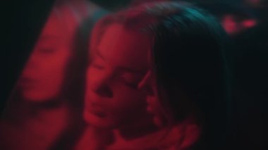 Kadın depresyonu zihinsel stres üzgün kadın neon