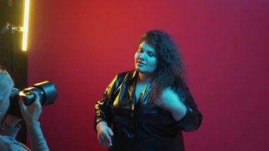 Artı boyut, profesyonel fotoğraf çeken kadın.