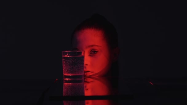 Water detox daily habit woman glass neon light — Stok Video