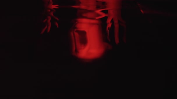 Inquietante silhouette spaventoso riflesso specchio surreale — Video Stock