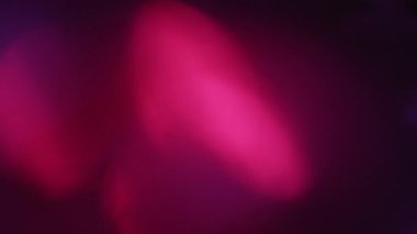 Bulanık ışık, renkli lensleri, neon ışıklı noktaları örtüyor.