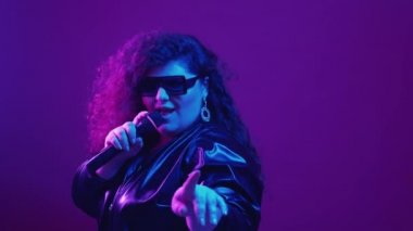 Rock yıldızı müzik konseri tombul kadın şarkı söylüyor