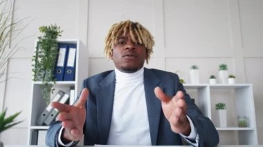 Siyahi adam çevrimiçi toplantısını protesto etme sorunu