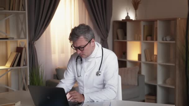 Онлайн спілкування щасливий чоловік лікар працює перерва — стокове відео