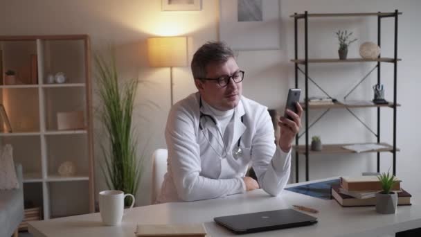 Réunion en ligne homme médecin consultation médicale — Video