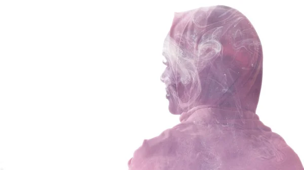 Ruhsal enerji iç uyum kadın pembe sis — Stok fotoğraf