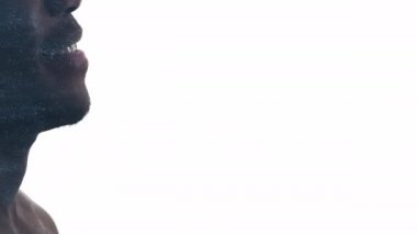 İyi titreşimler olumlu duygu mutlu gülen adam yüzü