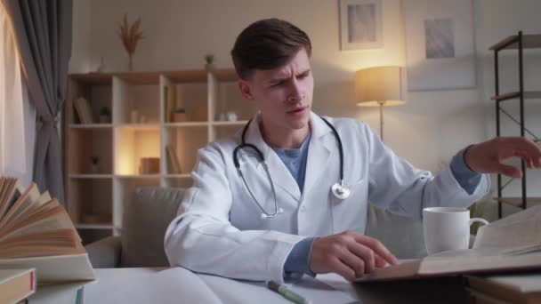 Medicine science smart man research information — Stok video