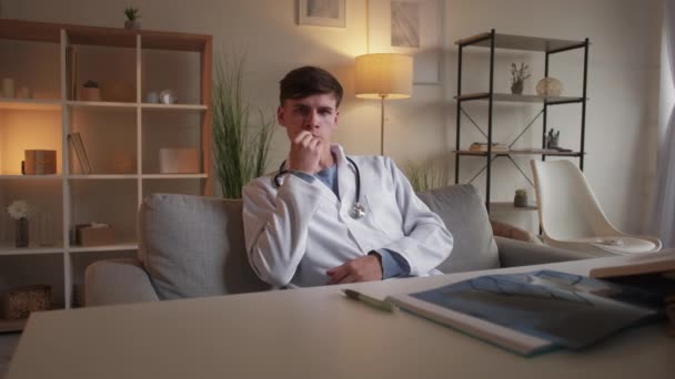 Online consult mannelijke arts virtuele patiënt — Stockvideo