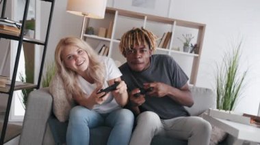 Video oyunu hobisi eğlenceli ev eğlencesi çeşitli çiftler