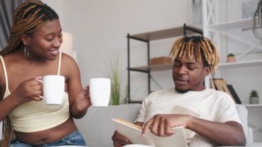 Çiftler kahve molası verir kız arkadaş çalışır