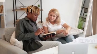 Arkadaşlar kampüs çalışmasını öğreniyor. Kitap okuyor.