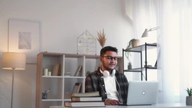 Video konferansı sanal koçu, laptop evi.