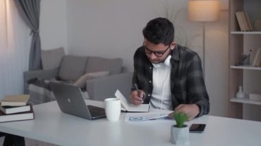 veri analizi hesap yöneticisi adam dizüstü bilgisayarı rapor et