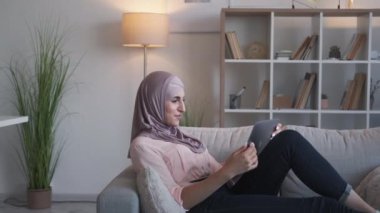 Video iletişimi sanal sohbet kadın dizüstü bilgisayar evi