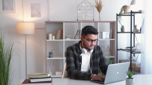 Remote freelancer internet study home man laptop — Vídeo de stock