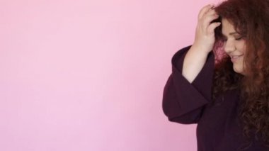 Güzellik hizmetleri kendine kabullenme neşeli kıvrımlı kadın